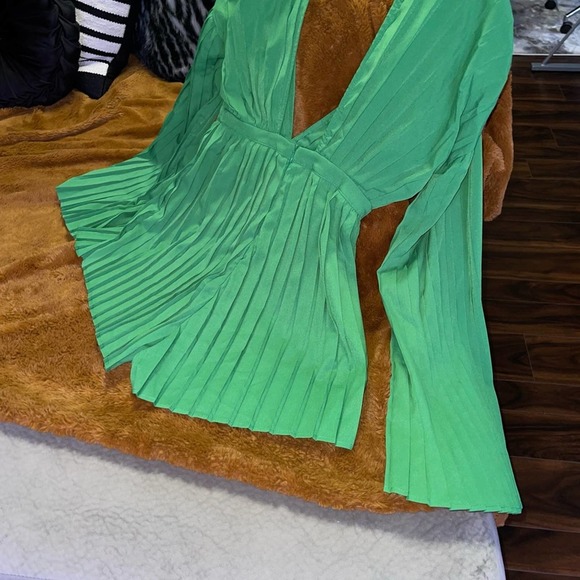 PrettyLittleThing Green Plunge Pleated Romper - Picture 11 of 13